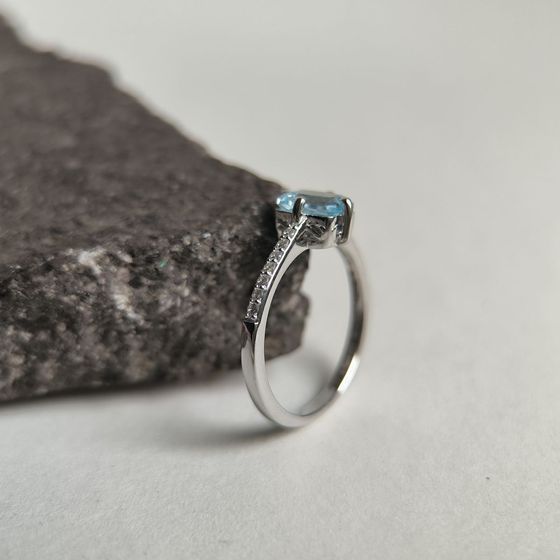 Серебряное кольцо с топазом 1.402ct, фианитами