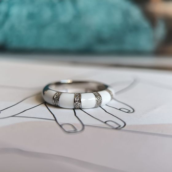 Серебряное кольцо с фианитами, емаллю