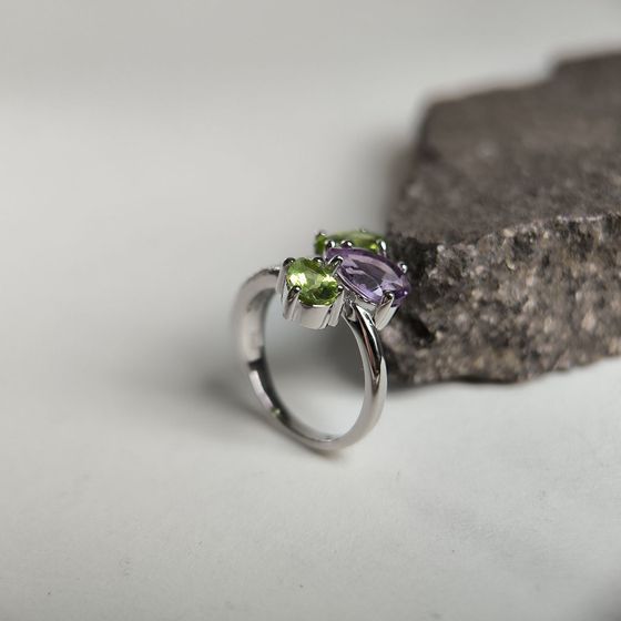 Серебряное кольцо с аметистом, хризолітом