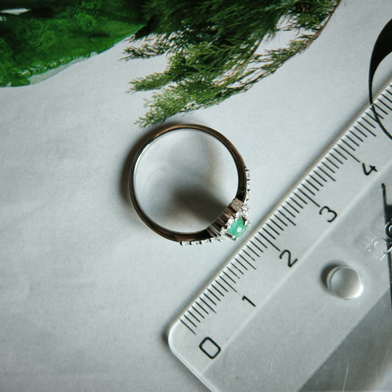 Серебряное кольцо с изумрудом 0.975ct, фианитами