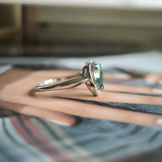 Серебряное кольцо с мистик топазом 0.828ct, фианитами