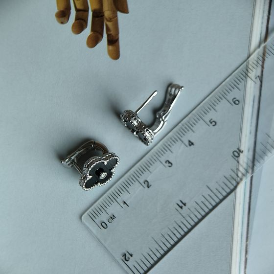 Серебряные серьги с ониксом, фианитами