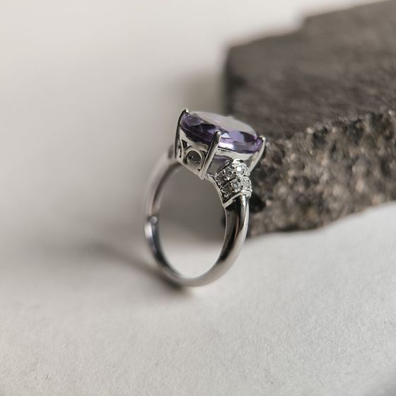 Серебряное кольцо с александритом 8.205ct, фианитами