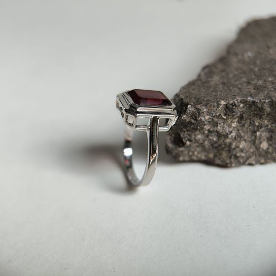 Серебряное кольцо с гранатом 2.942ct