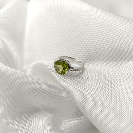 Серебряное кольцо с хризолітом, фианитами