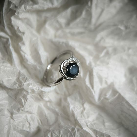 Серебряное кольцо с сапфиром 1.761ct, фианитами