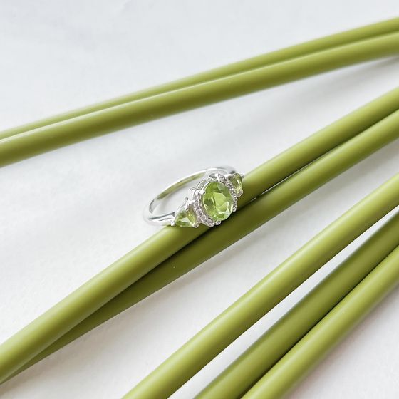 Серебряное кольцо с хризолітом 1.742ct, фианитами