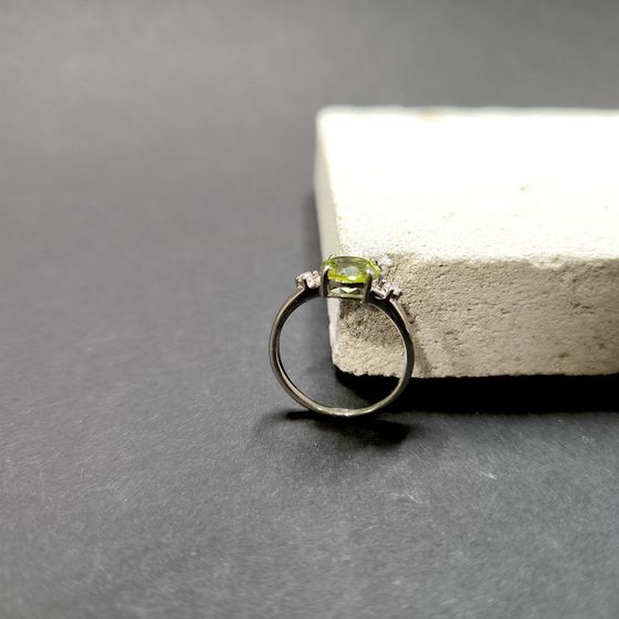 Серебряное кольцо с хризолітом 1.967ct, фианитами