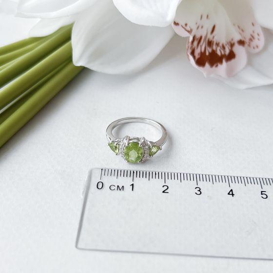 Серебряное кольцо с хризолітом 1.742ct, фианитами