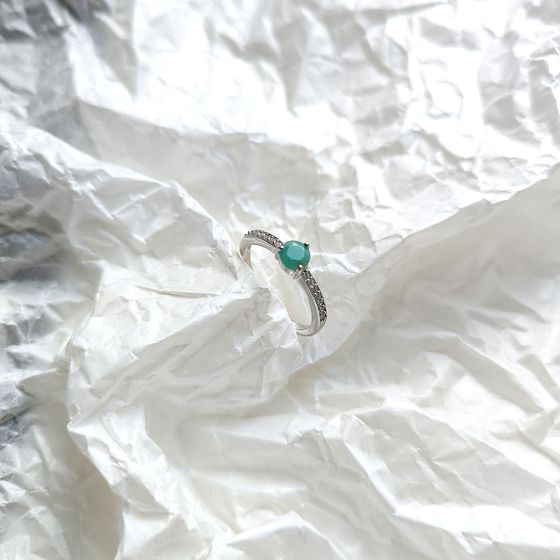 Серебряное кольцо с изумрудом 0.689ct, фианитами