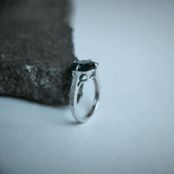 Серебряное кольцо с топазом Лондон Блю 3.657ct, фианитами