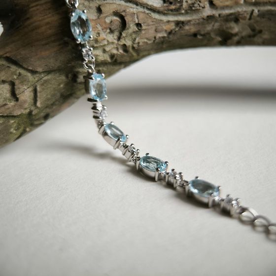 Серебряный браслет с топазом 7.775ct, фианитами