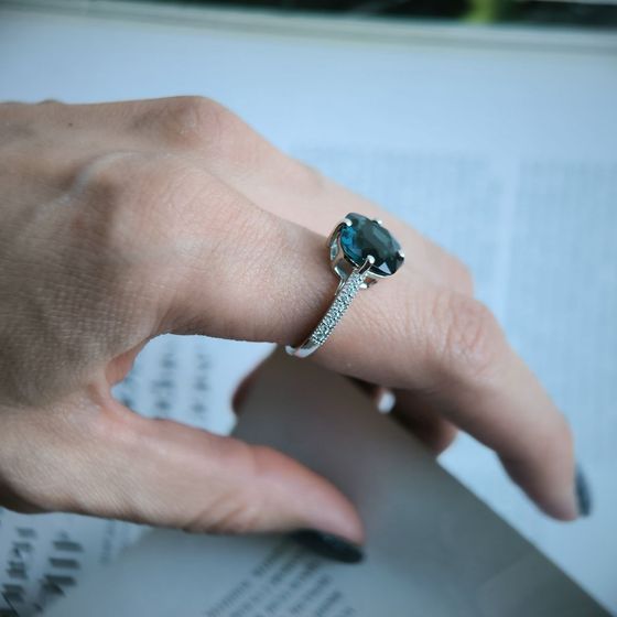 Серебряное кольцо с топазом Лондон Блю 3.657ct, фианитами