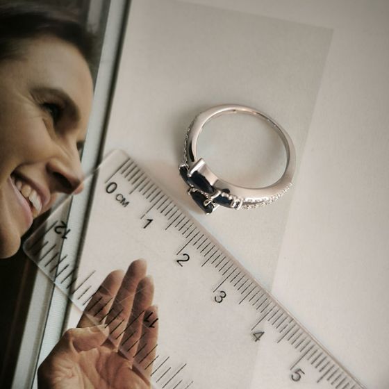 Серебряное кольцо с сапфиром 2.333ct, фианитами