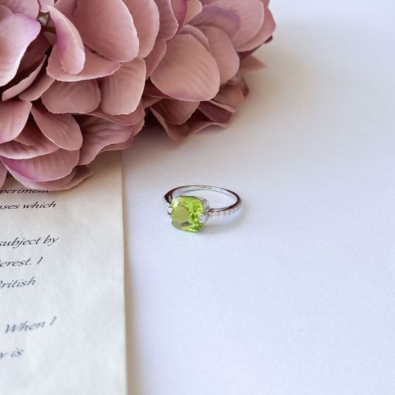 Серебряное кольцо с хризолітом 3.465ct