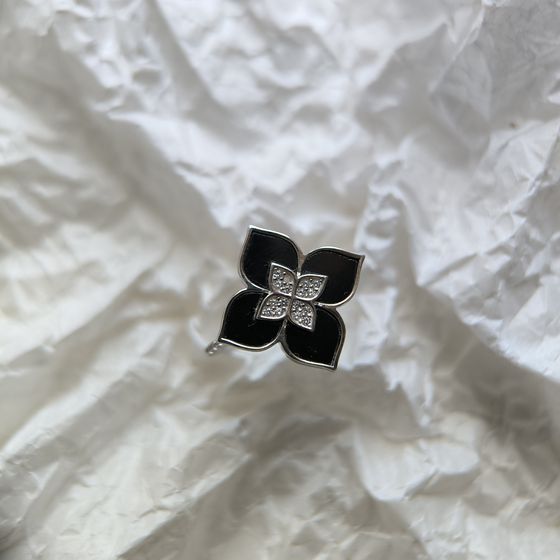 Серебряное кольцо с ониксом, фианитами