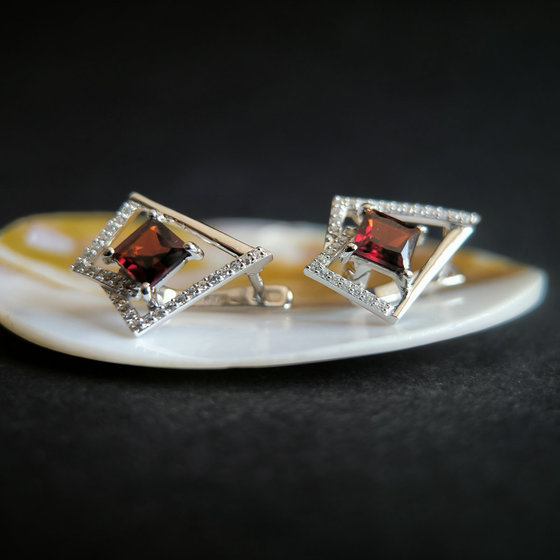 Серебряные серьги с гранатом 3.399ct