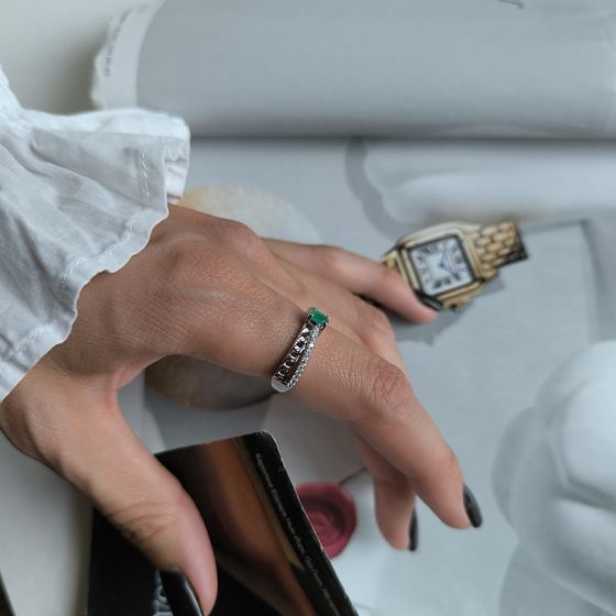 Серебряное кольцо с изумрудом, фианитами