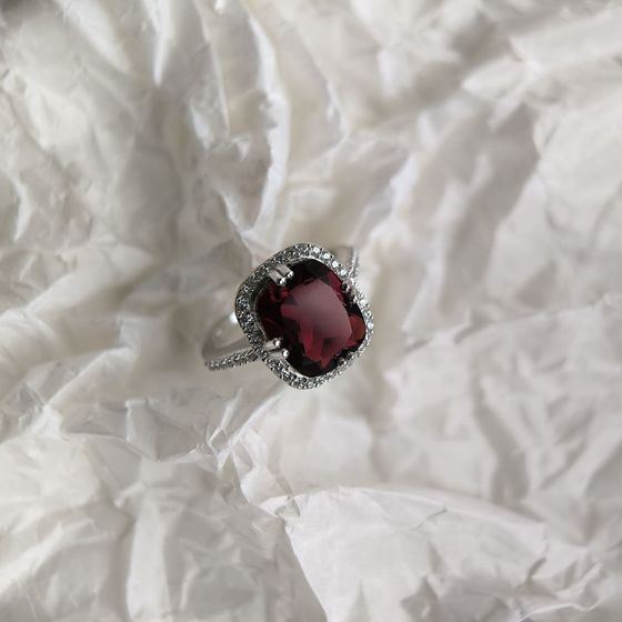 Серебряное кольцо с гранатом 6.307ct, фианитами
