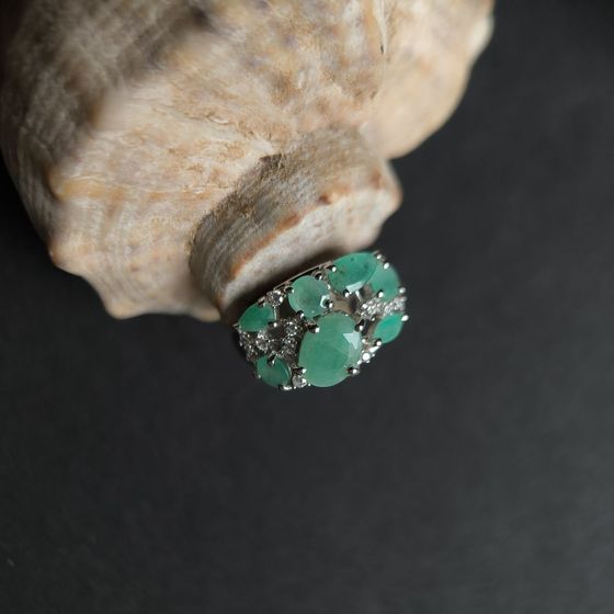 Серебряное кольцо с изумрудом, фианитами