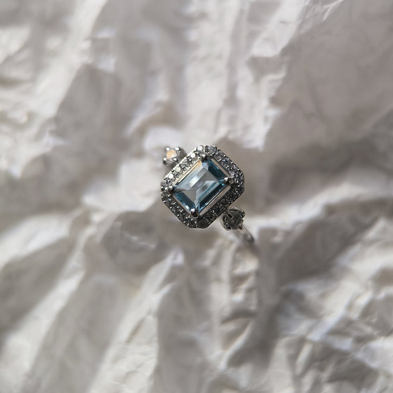 Серебряное кольцо с топазом 1.843ct, фианитами