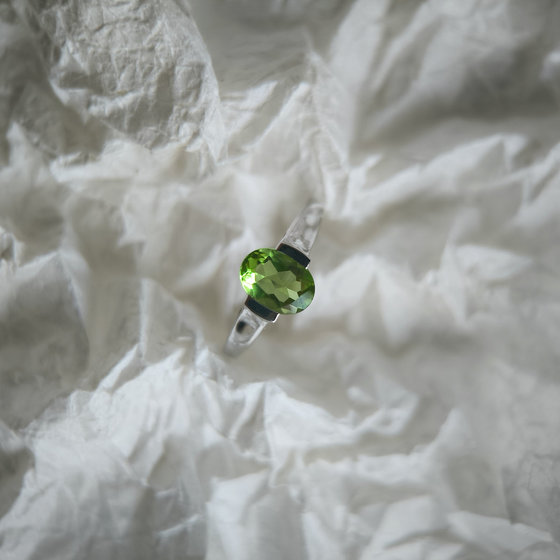 Серебряное кольцо с хризолітом 1.04ct