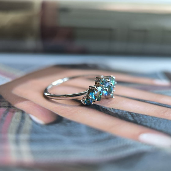 Серебряное кольцо с мистик топазом 0.77ct, фианитами