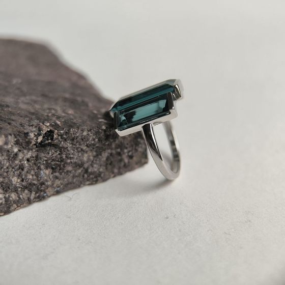 Серебряное кольцо с топазом Лондон Блю 6.198ct