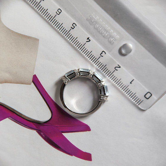 Серебряное кольцо с топазом 2.27ct, фианитами