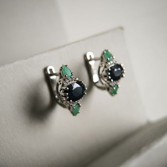 Серебряные серьги с сапфиром 4.337ct, изумрудом, фианитами
