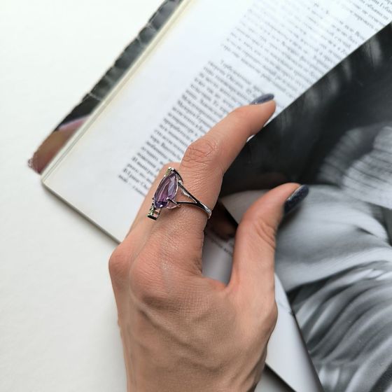 Серебряное кольцо с аметистом, хризолітом