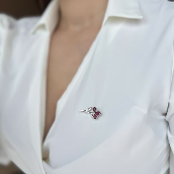 Серебряная брошка с рубином 2.315ct