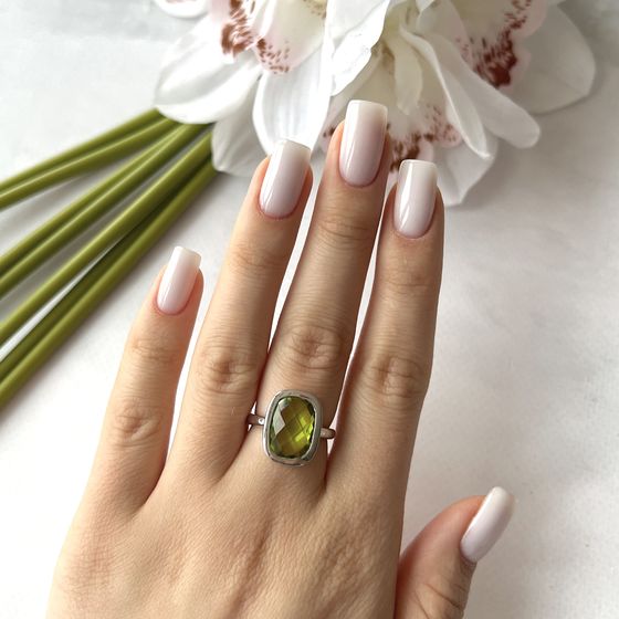 Серебряное кольцо с хризолітом