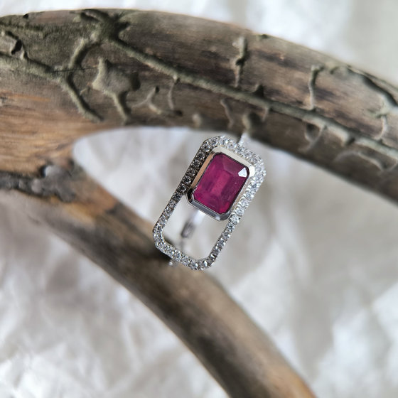 Серебряное кольцо с рубином 1.868ct, фианитами
