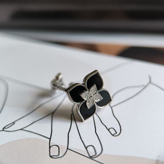 Серебряное кольцо с ониксом, фианитами