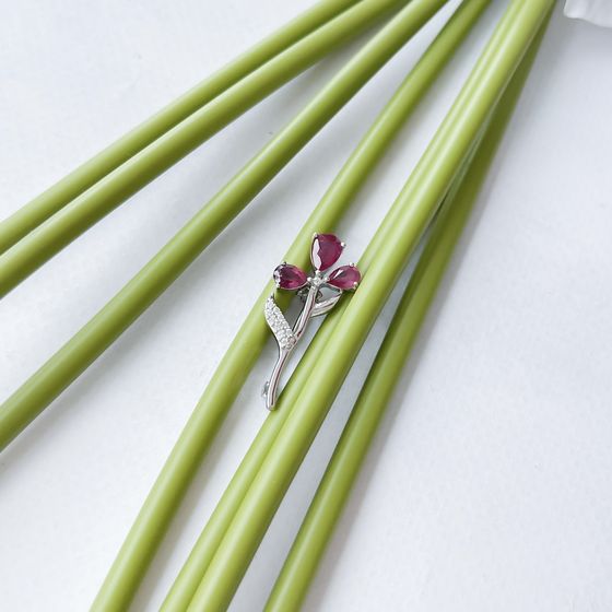 Серебряная брошка с рубином 2.315ct
