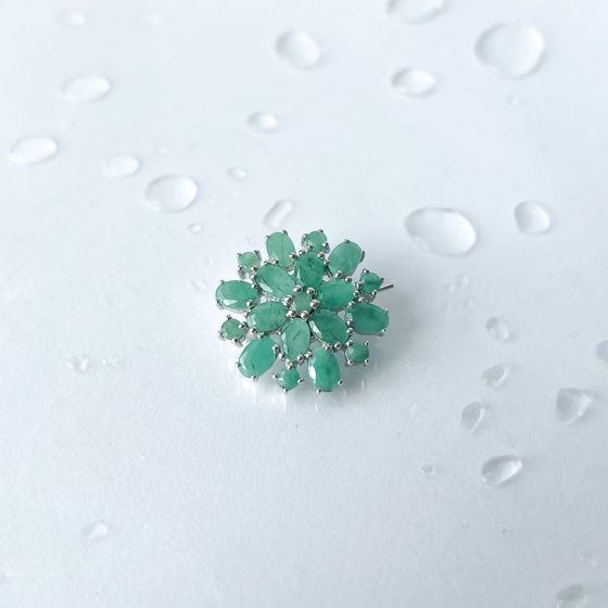 Серебряная брошка с изумрудом 5.885ct