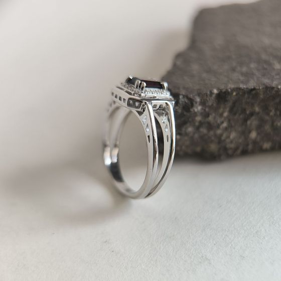 Серебряное кольцо с гранатом 1.4ct