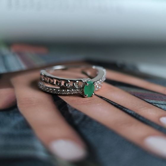 Серебряное кольцо с изумрудом, фианитами