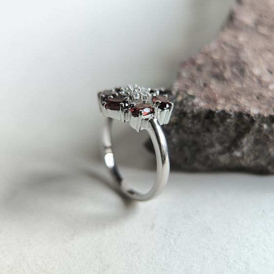 Серебряное кольцо с гранатом 1.998ct, фианитами