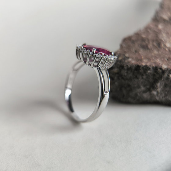 Серебряное кольцо с рубином, фианитами