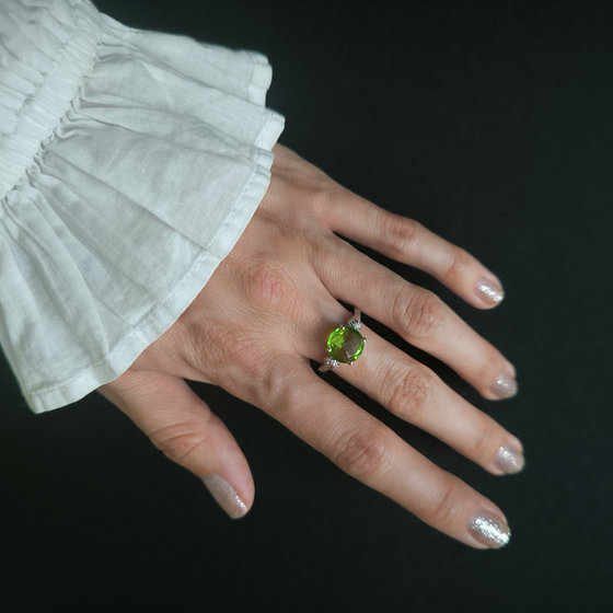 Серебряное кольцо с хризолітом 3.397ct, фианитами