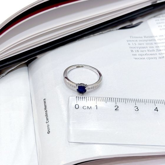 Серебряное кольцо с сапфиром 0.892ct, фианитами