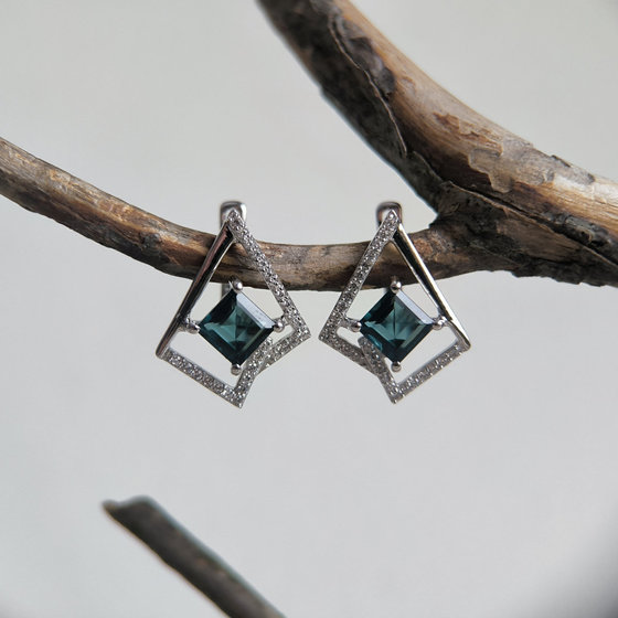 Серебряные серьги с топазом Лондон Блю 2.369ct, фианитами