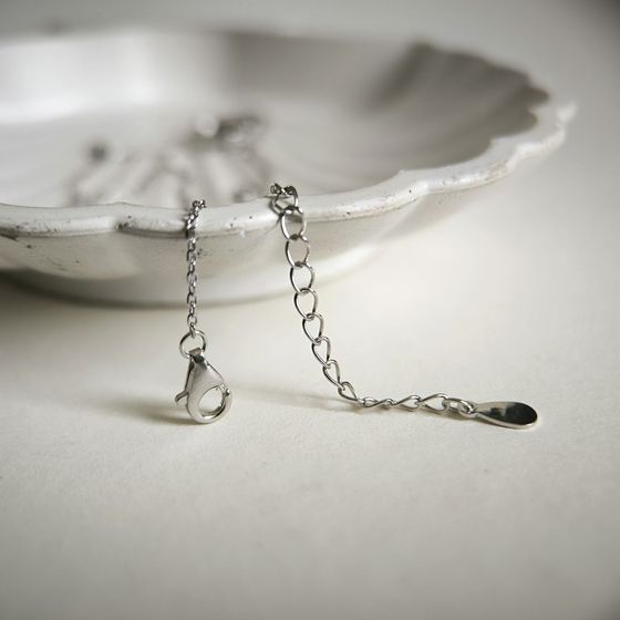 Серебряное колье с фианитами, емаллю Серебряное колье с фианитами, емаллю