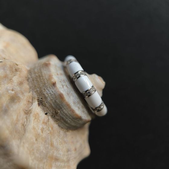 Серебряное кольцо с фианитами, емаллю