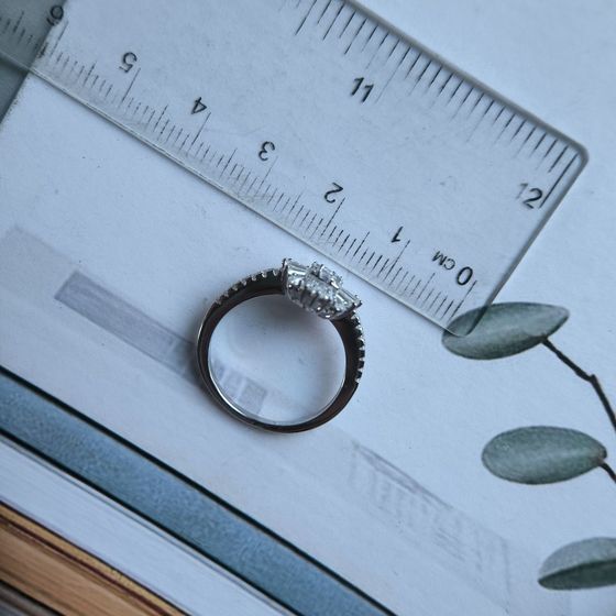 Серебряное кольцо с фианитами