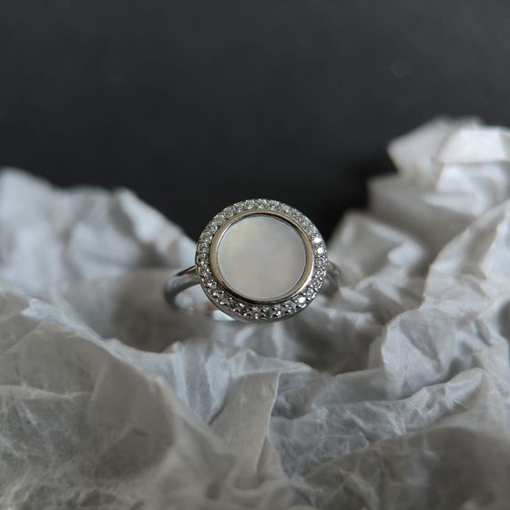 Серебряное кольцо с перламутром