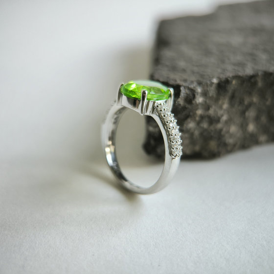 Серебряное кольцо с хризолітом 2.523ct, фианитами