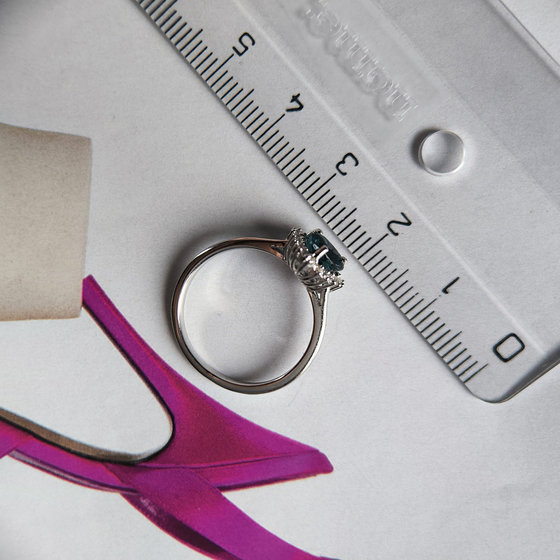 Серебряное кольцо с топазом Лондон Блю 0.949ct, фианитами